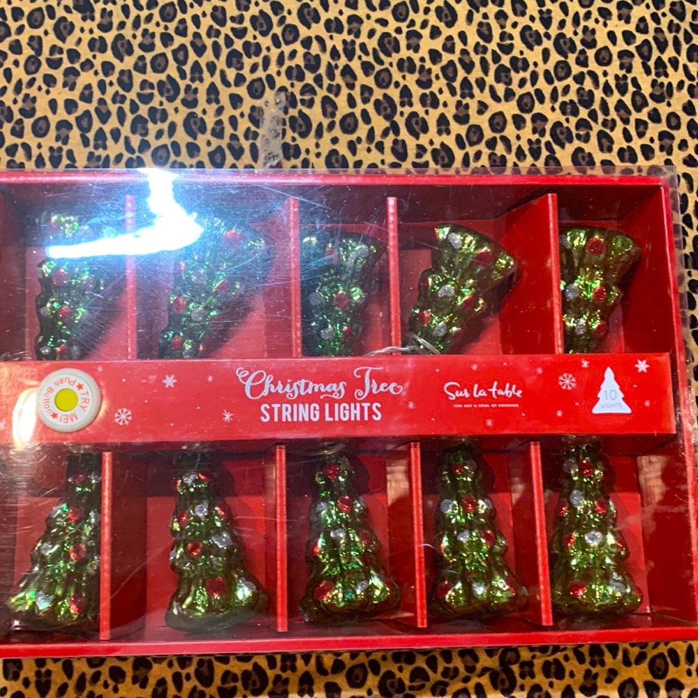 Sur la table Glass Christmas Tree Lights. Battery operated! Adorable!